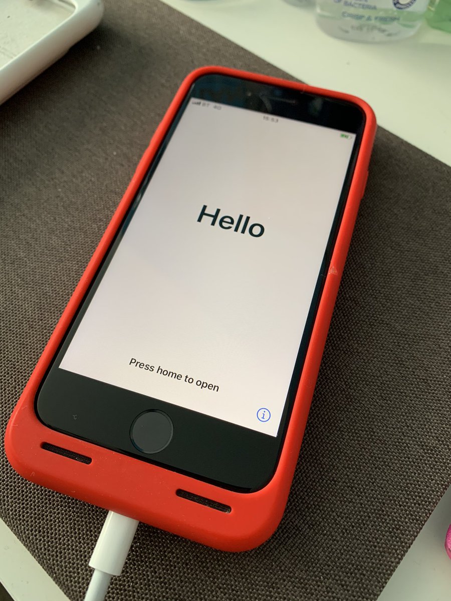 kevrinek's tweet photo. It’s here ! #iPhoneSE2 #iPhoneSE #ProductRed #64GB #BatteryCase https://t.co/bJLdQb5L37