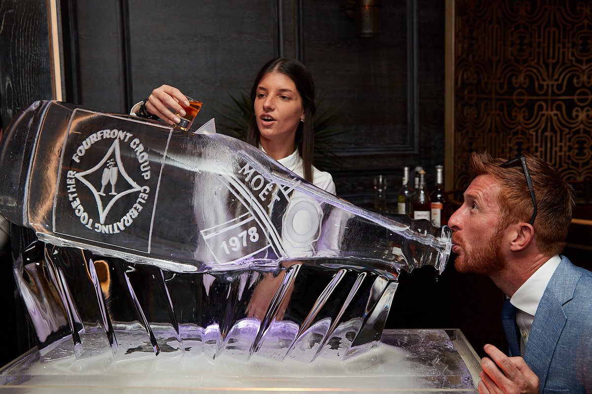 This weekend we'll be putting a bottle on ice and enjoying the beautiful weather while we can.This is a #flashback to when we delivered an awesome #vodkaluge in the shape of a champagne bottle brilliant fun and it had the party going in no time!
#FlashBackFriday #FridayFun #TGIF