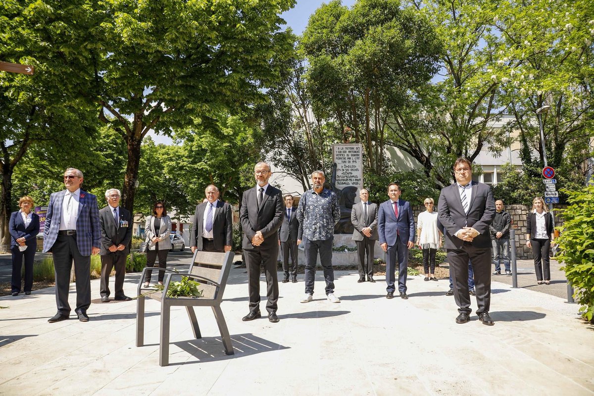 c24_2607's tweet photo. Le bureau du C24 a rendu hommage aux victimes du #GenocideArmenien à #Valence et #BourgLesValence en présence du maire @NDaragon @Prefet26 Hugues Mouthouh et @CLAPOTMireille
#Justice for the #ArmenianGenocide
#VirtualCommemoration https://t.co/LfjA1ZvqGt