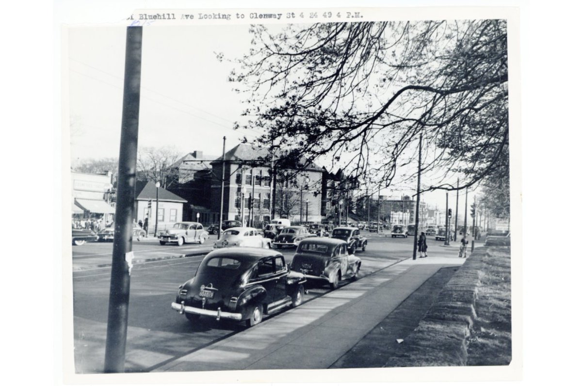  #onthisday in 1949, a  @BostonBTDphotographer photographed Blue Hill Ave so  @cityofboston could analyze traffic patterns. We're sharing some of those photos in this thread. Our photographer started at 4 pm near Glenway St.  @universalhub  https://cityofboston.access.preservica.com/uncategorized/IO_758253dc-920a-41c4-822c-f9d5677bef72/