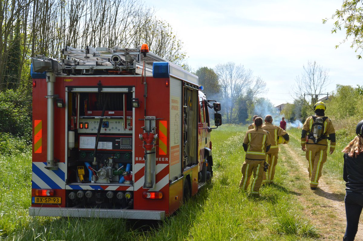 Brandweer rukt uit voor afvalverbranding Zuidbuurt in Maassluis: #Maassluis #Maasland  ..