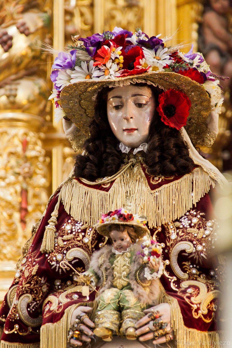 ¿Quién dijo, Madre, que Tú no estás con nosotros? Si en cada corazón y en cada rincón de nuestro hogar te encuentras.