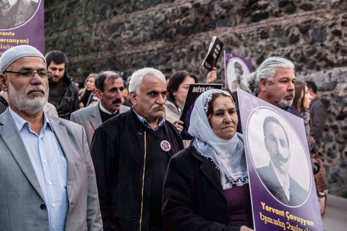 aktivist_kamera's tweet photo. 1915 yılında 23 Nisan’ı 24 Nisan’a bağlayan gece, sürgüne gönderilmek üzere Harbiye karakolunda hapsedilen ve birçoğu hayatını kaybeden Ermeni aydın, düşünür, kanaat önderi, sanatçı ve zanaatkarlar Şişli'de anılmıştı. 

23.04.2015 #Şişli #İstanbul 23,5 Nisan Anması https://t.co/23O6wrxJF1