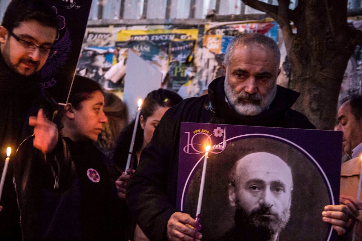 aktivist_kamera's tweet photo. 1915 yılında 23 Nisan’ı 24 Nisan’a bağlayan gece, sürgüne gönderilmek üzere Harbiye karakolunda hapsedilen ve birçoğu hayatını kaybeden Ermeni aydın, düşünür, kanaat önderi, sanatçı ve zanaatkarlar Şişli'de anılmıştı. 

23.04.2015 #Şişli #İstanbul 23,5 Nisan Anması https://t.co/23O6wrxJF1