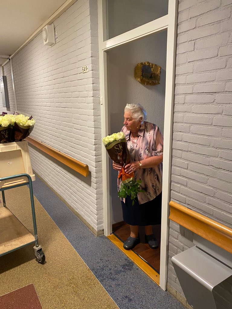 bertwijbenga's tweet image. Namens @College010  zijn ivm  #flowerboostchallenge in Coronatijd, bossen bloemen afgeleverd voor alle bewoners van 4 verzorgingshuizen in Rotterdam. Uitdaging v @ Adri Bom- Lemstra. Ik geef hem graag door aan @MarjoleinMoor man , @AgnesVanZoelen , @Jan_Anthonie Bruijn.