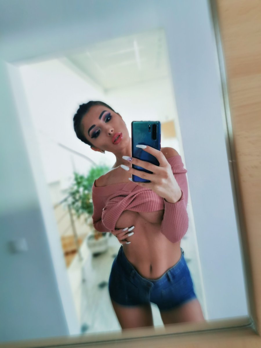 guiltycapricelj's tweet photo. Focus on ME @LiveJasmin #lifeinred #cozy #homeclothes #sexy #StayHome #relax #camgirl #mirrorselfie #tanned #feelingchill https://t.co/cKlXc9rA7t