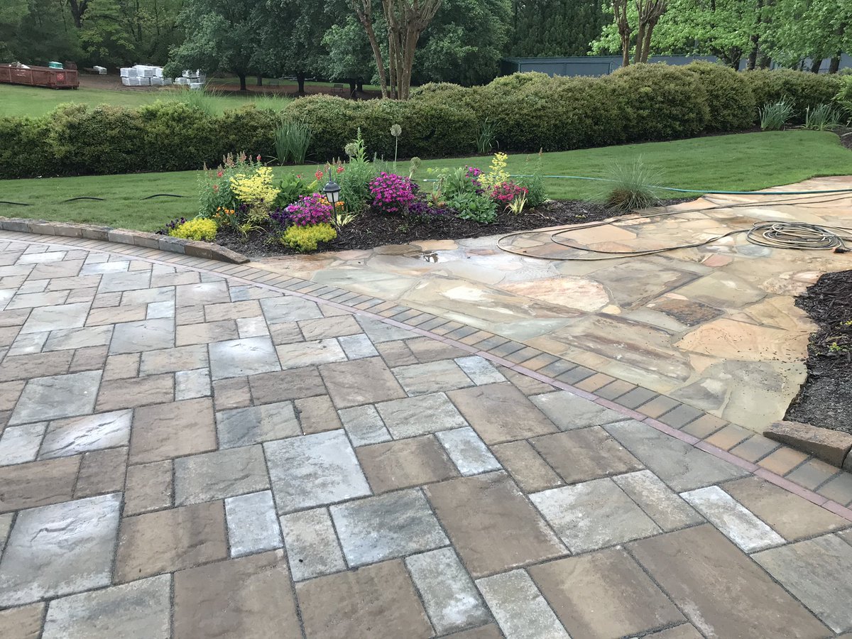 TechoNerren's tweet photo. Now this is #ArtScapes at its finest! @mystic_waters_pools are really finding their groove in this massive project, right outside of Atlanta.

Loving this banding of @techobloc #Westmount into the #Blu80 driveway. I am beyond stoked to see this project completed!! 🤩💪🏻🤩 https://t.co/rhNlFYOFWX