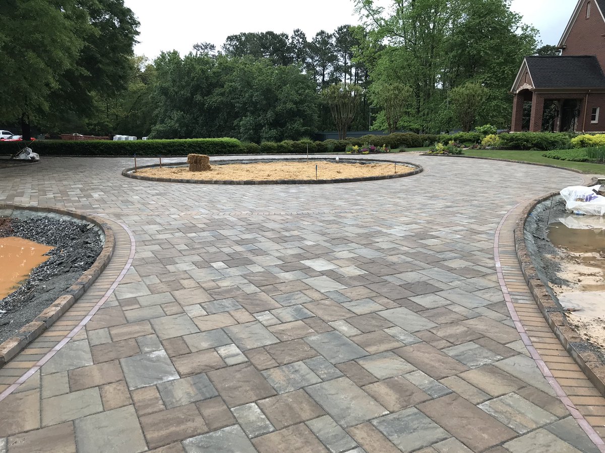 TechoNerren's tweet photo. Now this is #ArtScapes at its finest! @mystic_waters_pools are really finding their groove in this massive project, right outside of Atlanta.

Loving this banding of @techobloc #Westmount into the #Blu80 driveway. I am beyond stoked to see this project completed!! 🤩💪🏻🤩 https://t.co/rhNlFYOFWX