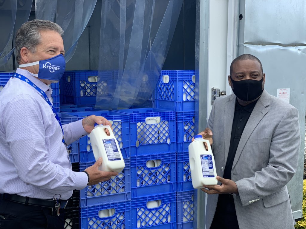 PoweredbyGAMilk's tweet photo. The Great Georgia Give is officially underway. Our amazing Georgia dairy farmers @kroger @dfamilk @GaDeptAg and Centennial Farms Dairy have all partnered to donate over 24,000 half gallons of milk to communities across the state. #farmtofrontlines #milkmakesamazing https://t.co/Thr18RBegy