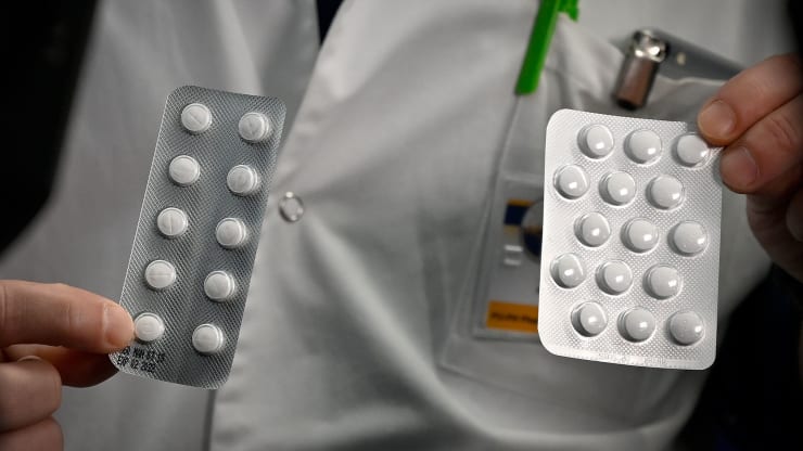 PDChina's tweet photo. U.S. researchers cut short a study testing anti-malaria drug #chloroquine as a potential treatment for #Covid_19 after some patients developed irregular heart rates and nearly two dozen of them died after taking doses of the drug daily. (Photo: AFP) https://t.co/aI7duCmZYc