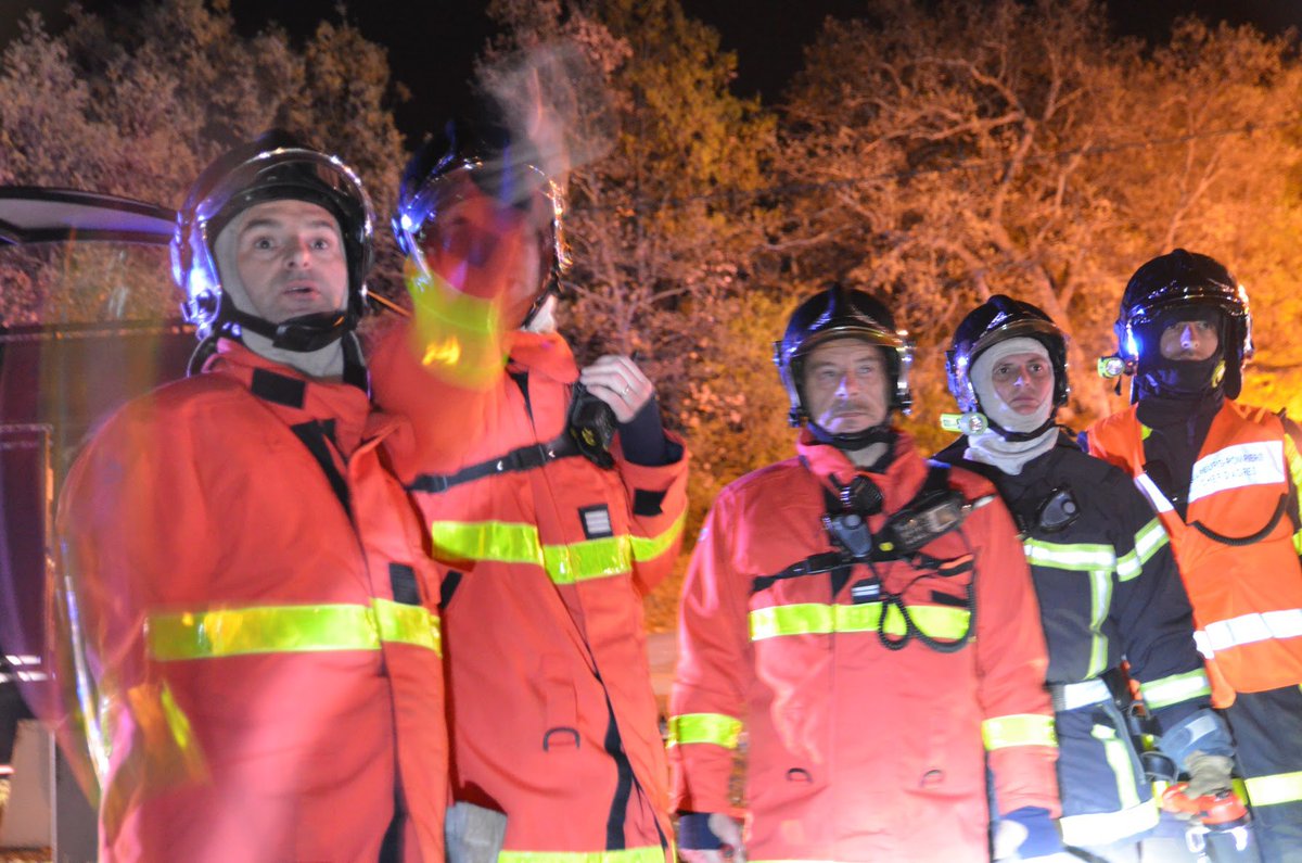 Pompiers04's tweet photo. 🔴 Feu d’entrepôt 🔴
C’est en milieu de nuit que les @PompiersDigne , renforcés par leurs collègues des @Pompiers04 , sont intervenus sur un feu de bâtiment à usage de stockage sur la commune du Chaffaut-Saint-Jurson. 
2 FPT, 1 EPS, 1 CCFM, 1 CCFS, 1 VSAV, 1 CDG, 1 CDC https://t.co/TMlKVx00Ha