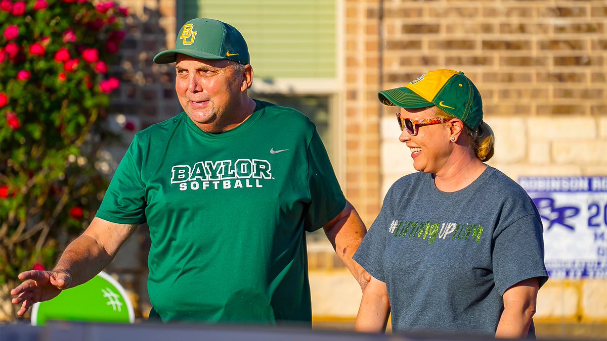 The #BaylorFamily standing strong with Coach Lumley 

#SicEm 🐻🥎