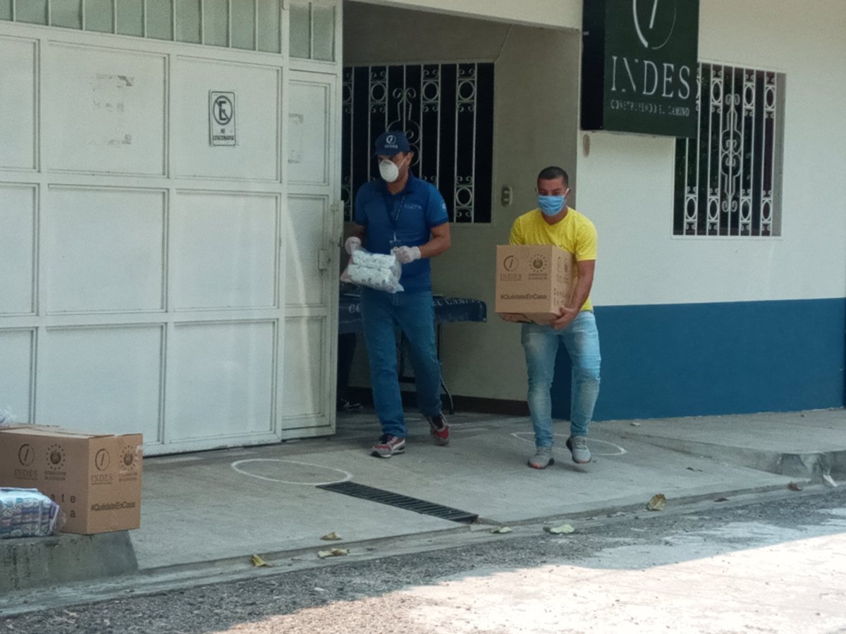 Guillhern's tweet photo. En oficina departamental de INDES de Sonsonate, están entregando víveres a futbolistas de segunda y tercera división que pertenecen al departamento. 
Según encargado de oficina tienen un listado de jugadores que pueden retirar dicha ayuda 
@radioyskl @caranzamendi https://t.co/VrTqz4UVLk