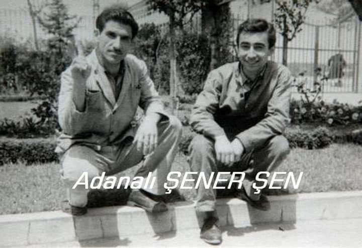 Türk sinemasının en iyi aktörlerinden, Hemşehrimiz Şener Şen, öğrencisi olduğu Adana Erkek Lisesi bahçesinde.