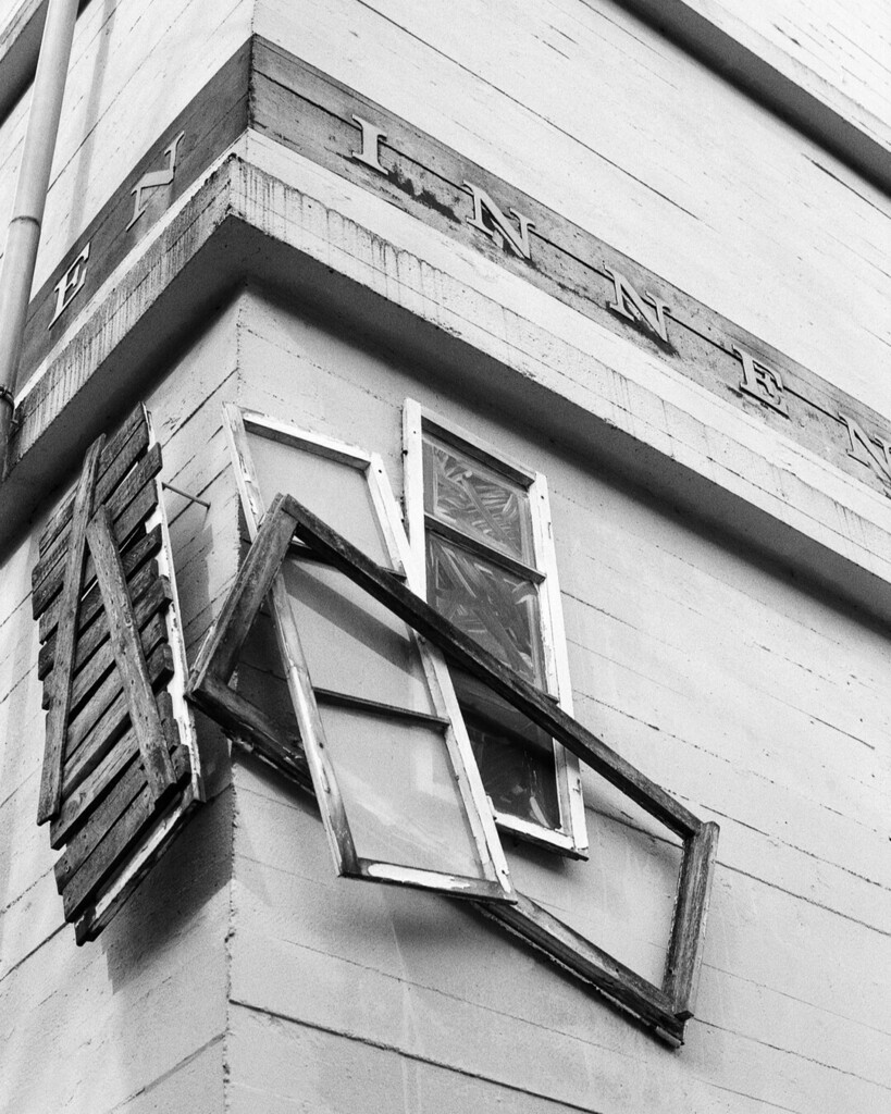 achimanalog's tweet photo. The Edge ⠀
⠀
Interesting edge of a house 🤔⠀
📷 #Canon T90, 50mm/f1.4⠀
🎞 #Ilford FP4 Plus 125⠀
#emden #analogfotografie #analogphotography #analoguephotography #analogphoto #analogfoto #canont90 #canondeutschland #canonphotos #ilfor… https://t.co/0rHOU7xRqa https://t.co/Bsq1X5yMOT