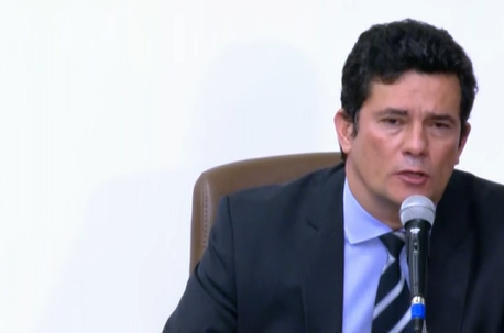 capitalizo's tweet photo. "Foi me prometido carta branca, mas Bolsonaro queria ter acesso à relatórios da PF. A troca no comando foi uma interferência política", Sergio Moro, ex-ministro da justiça.

#SergioMoro #Bolsonaro #Economia #Investimentos #MercadoFinanceiro #MinisterioDaJustiça https://t.co/chy71Z5r5L