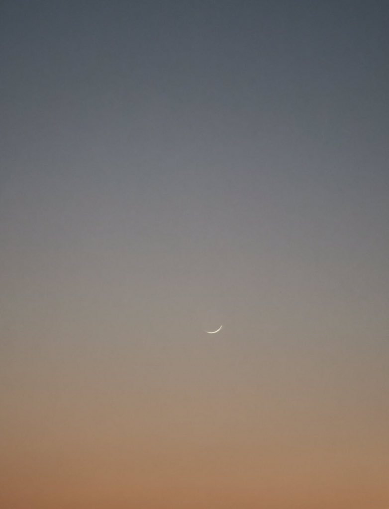 ١ / رمضان 🌙
اللهم أهل علينا هلال رمضان بالأمن والإيمان والسلامة والأسلام ، اللهم تقبل منا وأعنا فيه على ذكرك وشكرك وحسن عبادتك ،
كل عام وارواحكم ترتوي من ينابيع الرحمة والخير والغفران 💐 #رمضان_مبارك