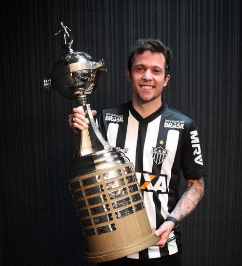 zzarachx's tweet photo. @b_10duarte:
joga na pl, tem libertadores, jogou copa do mundo, líder de assistências assim que chegou no Shaktar, ganhou campeonato da Ucrânia e a copa da Ucrânia e foi a  revelação do campeonato brasileiro 2012
tem que ter muita coragem pra resumir o bernard em 2 goleadas https://t.co/S84Z3XSlKZ