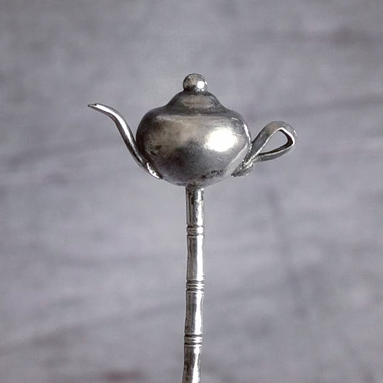 AgathaHamster's tweet photo. Perfect for tea lovers, this wonderful oriental teapot and bamboo stick pin! New in the shop.
.
#agathahamster #chinesesilver #antiquestickpin #lapelpin #teapot #timefortea #tealover #teajewellery #etsyuk #etsyshop #etsyvintage #standwithsmall https://t.co/y5vB8BQyFH