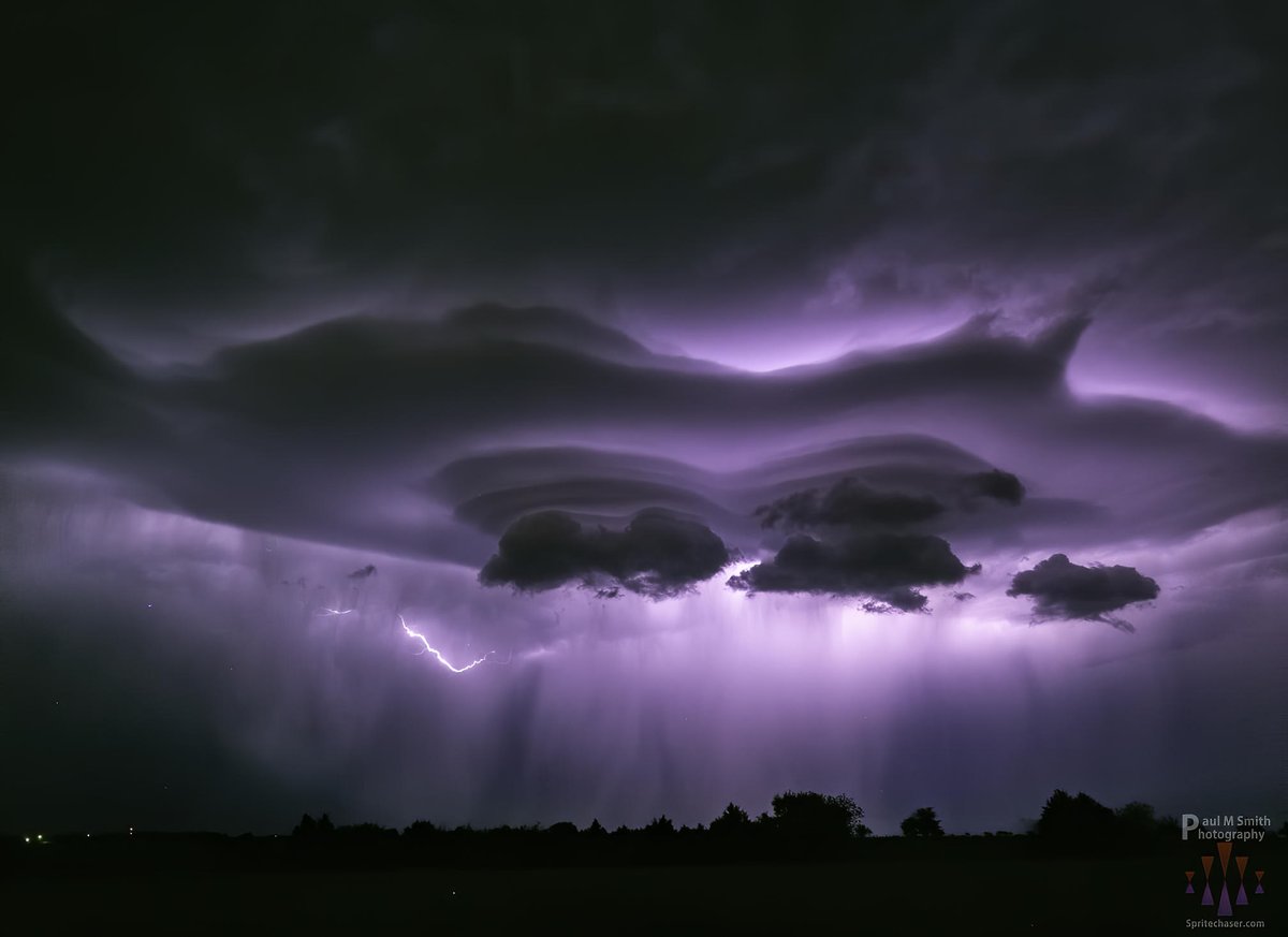 Small storms in central Oklahoma last night 4/23/2020. Some really interesting clouds followed by a strong gust front. #okwx @stormhour <a href="/ReedTimmerAccu/">Reed Timmer (parody)</a> <a href="/MichaelSeger/">Michael Seger</a> <a href="/emilyrsutton/">Emily Sutton</a>