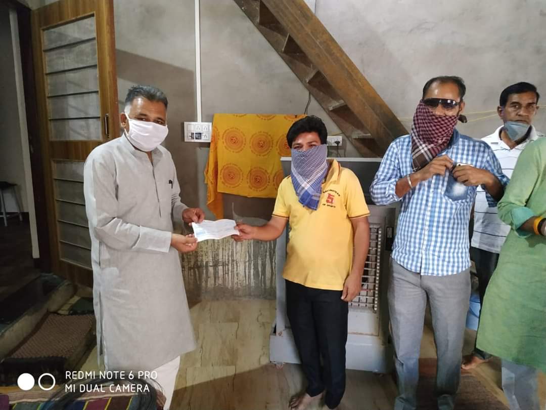 Indersinghsjp's tweet photo. @narendramodi @vdsharmabjp @ChouhanShivraj कैलाश नारायण जी शर्मा शुजालपुर कृष्ण नगर ने 2000 रुपये प्रधानमंत्री केयर्स फण्ड में   इस वैश्विक महामारी कोरोना  वायरस  से बचाव के लिये चेक दिया । आप का बहुत बहुत धन्यवाद ।   #COVID-19 #IndiaFightsC https://t.co/PVG4VwFoU5