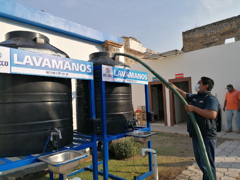 SOAPAMA's tweet photo. ▶️En este momento nos encontramos abasteciendo de agua potable💧los tanques de los lavamanos instalados en el Centro de Convenciones por el @AtlixcoAyto con el objetivo de reducir la propagación del #COVID-19 y mantener las fuentes de empleo de los tianguistas del municipio. https://t.co/Cl3r93xhsh