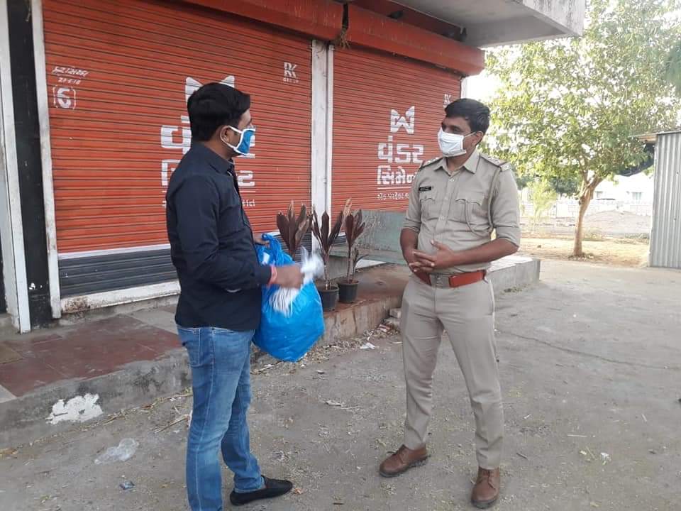 himanshupunsari's tweet photo. કોરોના સામે દિવસ રાત લડત આપતા પોલિસ જવાનો માટે 20 પ્રોટેક્શન કીટ PP Kit તલોદ પોલિસ સબ ઇન્સ્પેકટર શ્રી સ્વામી ને સુપરત કરી.
#PPKit #Talod #TalodPolice #HimanshuPatel #Punsari #Gujarat #India #StayHomeIndia #GujaratFightsCovid19 @SPSabarkantha @GujaratPolice @CMOGuj @PMOIndia https://t.co/xii6Og8kkY