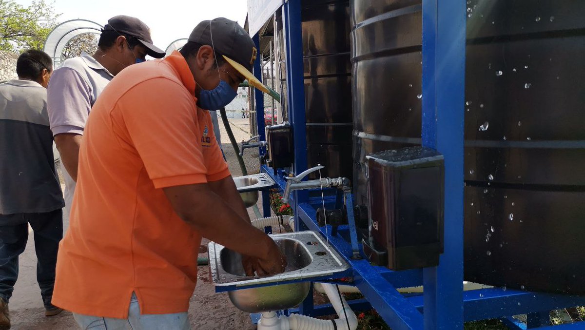 SOAPAMA's tweet photo. ▶️Nuestro director general, Edgar Moranchel supervisa el suministro de agua💧en los tanques de los 6 lavamanos instalados en el Centro de Convenciones del Municipio. https://t.co/fJBgyZD33b