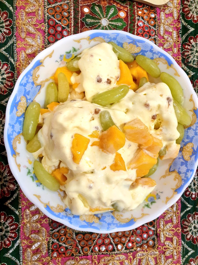 RituRathaur's tweet photo. Anyone wants to BEAT THIS..⬇️🙃😍
Mango with icecream!
#FoodSwag https://t.co/b5vspBCdji
