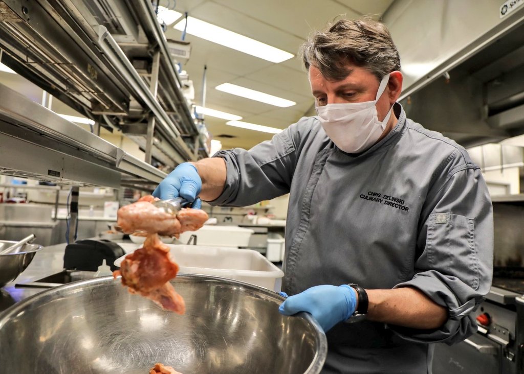 MuhammadLila's tweet image. Meanwhile in Toronto:

The group that owns the @Raptors and @MapleLeafs wanted to do something to support the heroes fighting #COVID.

So they turned Scotiabank Arena into a massive community kitchen.  

It will feed 10,000 frontline healthcare workers per day

🇨🇦