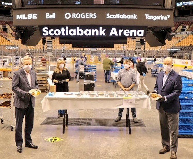 MuhammadLila's tweet image. Meanwhile in Toronto:

The group that owns the @Raptors and @MapleLeafs wanted to do something to support the heroes fighting #COVID.

So they turned Scotiabank Arena into a massive community kitchen.  

It will feed 10,000 frontline healthcare workers per day

🇨🇦