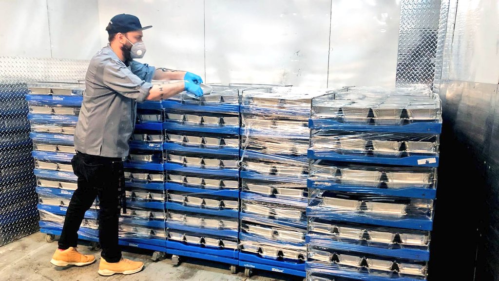 MuhammadLila's tweet image. Meanwhile in Toronto:

The group that owns the @Raptors and @MapleLeafs wanted to do something to support the heroes fighting #COVID.

So they turned Scotiabank Arena into a massive community kitchen.  

It will feed 10,000 frontline healthcare workers per day

🇨🇦