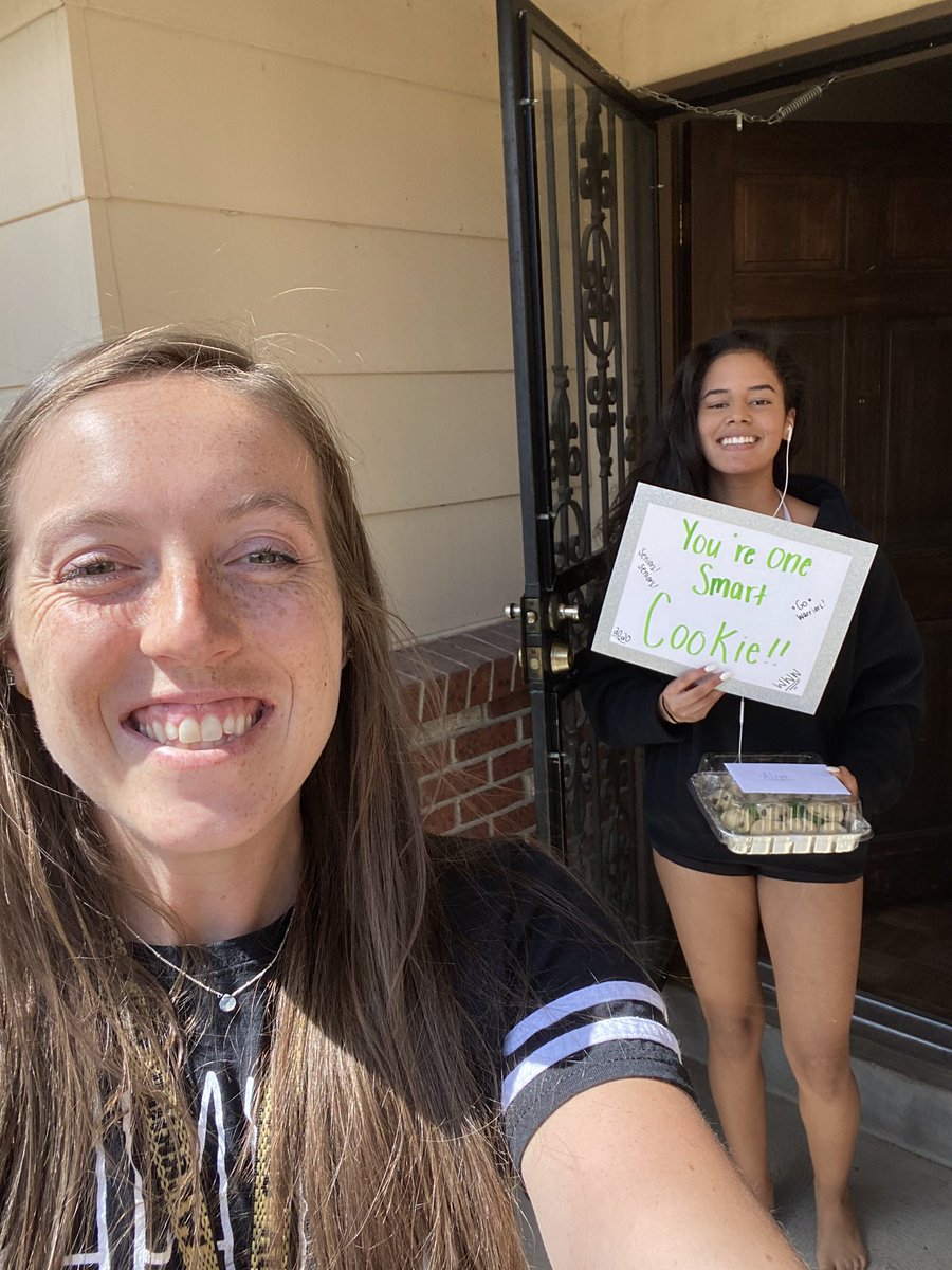 TayHamilton6's tweet photo. Had an amazing time celebrating my seniors from 6ft away with some cookies today! So proud of all of them!🖤💛 https://t.co/hwjJVIDWlI