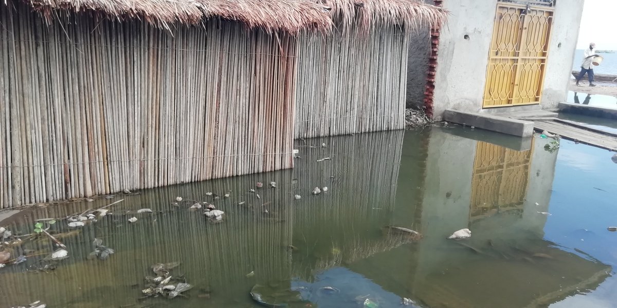 mazambogaspard's tweet photo. #Burundi Tjrs des photos pathétiques de la montée en hauteur des eaux du lac. Les sources scientifiques convergent sur une crise climatique cyclique d'une pluviométrie au dessus de la moyenne que connait la région. @ObpeBurundi @institut_du https://t.co/6dYZhEAc6D
