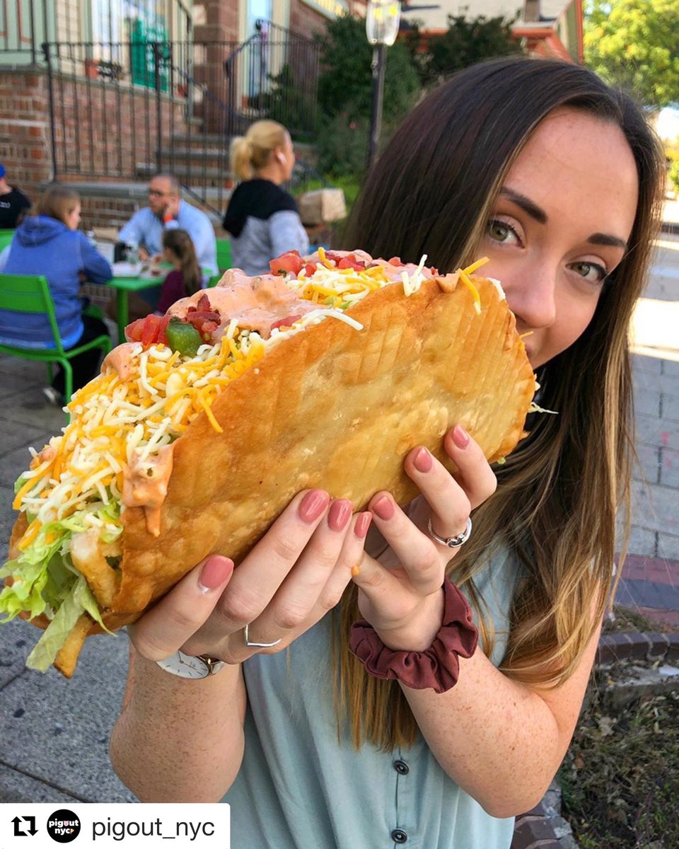 One of the worst mistakes you can make as a caterer is not making “bite-size” tray-passed appetizers. It’s an art to create something tasty and interesting, yet easy to consume. Check out our video at cateringtoolbox.com.
.
📸: @pigout_nyc (on Instagram) 
#cater #catering