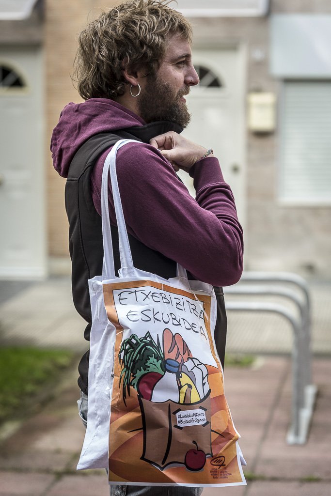 Ekinklik's tweet photo. Karta Sozialetik, eskubide sozialak aldarrikatzera animatzen zaituztegu  edozein lekutan eta momentutan. Ekimen honetan parte hartzeko gonbidapena luzatzen diogu jendarteari: etxean, lanean, erosketetan, zaintzan... ez gara isiltzen! #BizitzakErdigunean https://t.co/DQNjd3ecOu https://t.co/im7gxxXZUz