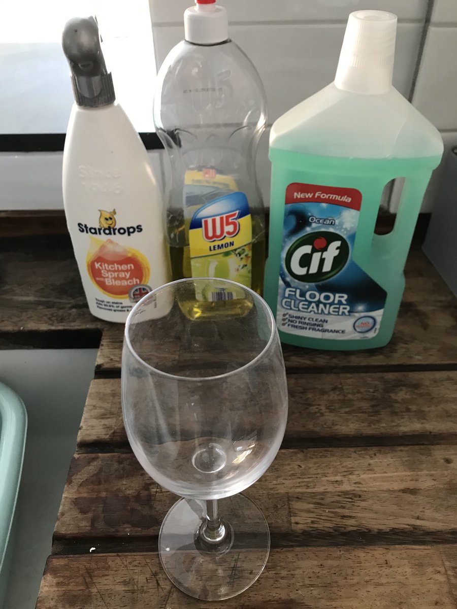 cerddcynan's tweet photo. Well ladies and gents... it’s trump o clock! #iechydda #hocuspotus #vimandtonic 🍸🍸🍸🍸💉💉💉💉 https://t.co/Ge5MQlfUcR