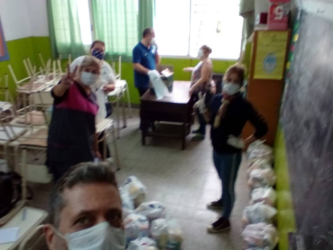 DanteBoeri's tweet image. Hoy dimos una mano en el armado del SAE de la Secu 30 y la Primaria 47 de #Echeverria. Siempre en las escuelas con nuestrxs compañerxs, siempre en las escuelas por nuestrxs alumnxs!!!
Organización y solidaridad!!!
@SUTEBAProvincia @PDSurradio @echeverriaol @hm_hugomoreno