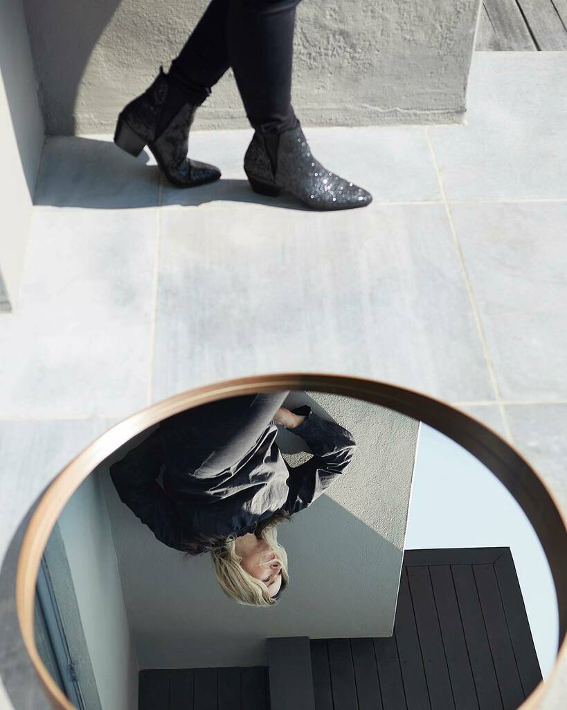 AmandaT_Photo's tweet photo. Day 5 of #homewithmyselfie stretching my imagination, patience, as well as pushing my comfort zone! This shot is mixed media of concrete, glass, wood and slate with a handful of black sequins.

If you are a fashion/beauty or lifestyle brand and need to s… https://t.co/TL9dtHylCl https://t.co/Y0khp5vbEd