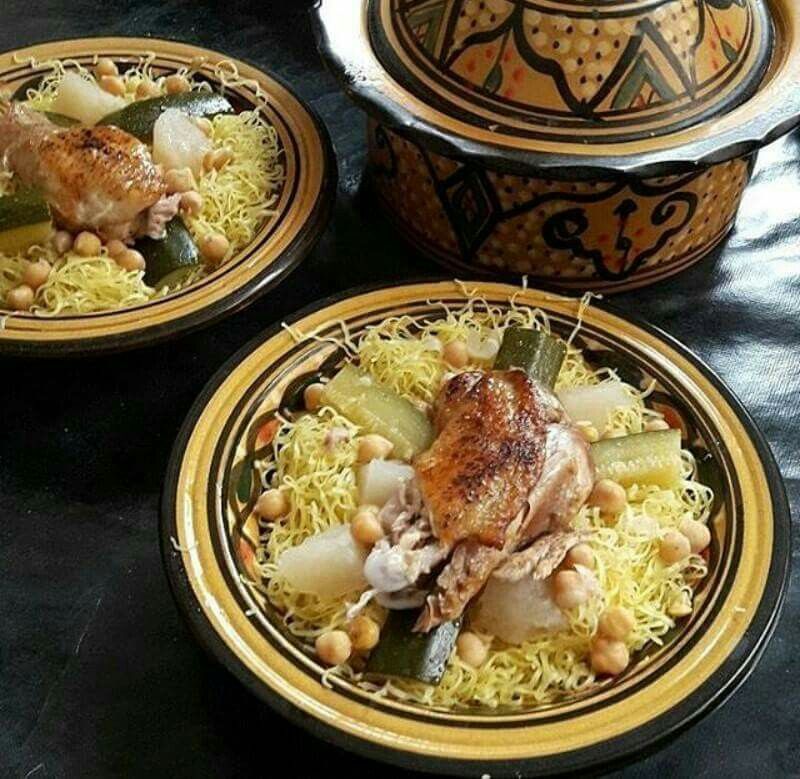 RECHTA Plat de nouilles fines originaire d'Alger, généralement accompagné d'une sauce blanche parfumée de cannelle. Souvent consommé durant l'Aïd el-Fitr, le Mawlid, Achoura et les fêtes familiales.