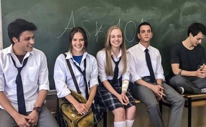 TurquesSeries's tweet photo. #love101, nouvelle série turque sur #netflix, raconte l'histoire d'un groupe de lycéens tentant tout pour empêcher leur prof de partir. #ask101 #confinement https://t.co/ka9Hxyg9p4