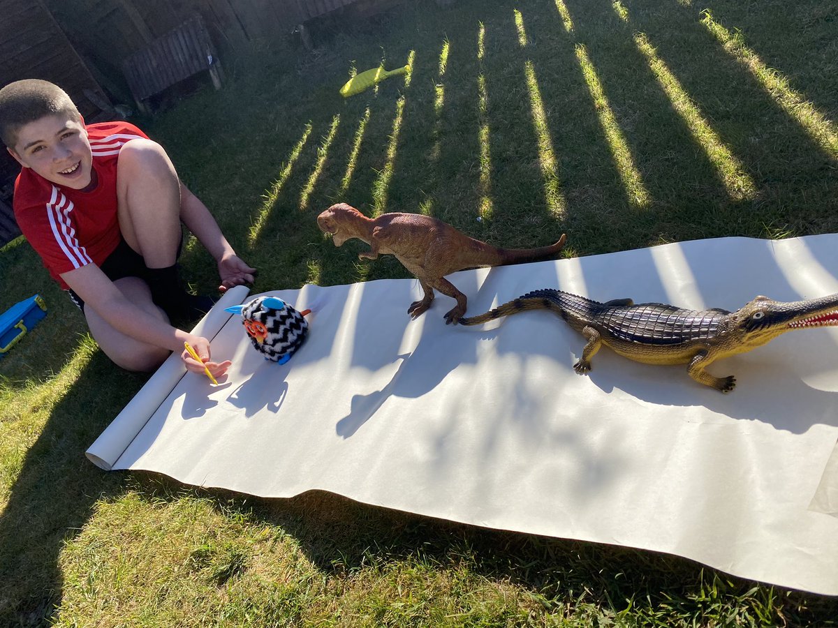 LeighAnneKerr's tweet photo. @Mrs_Paddon J enjoying some Shadow Shape Drawing! https://t.co/4brKZ1tgeM