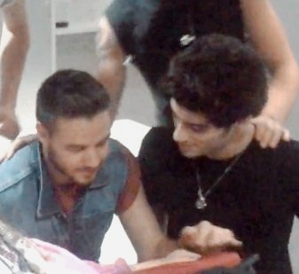 Zayn Malik looking at Liam Payne ; a necessary thread