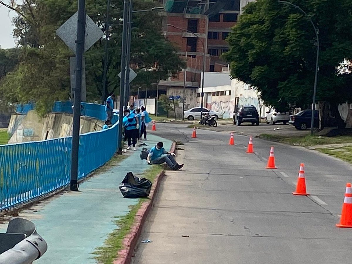 Fernando Genesir (@fernandogenesir) on Twitter photo La <a href="/MuniCba/">Municipalidad de Córdoba</a> está pintando con su color celeste las rejas de la costanera, los bancos de hormigón visto y los tachos de basura. Esas barandas de hierro pasaban desapercibidas, para no estropear la vista. Ahora, la reja parece una pared entre la calle y el río. ¿Te gusta? La <a href="/MuniCba/">Municipalidad de Córdoba</a> está pintando con su color celeste las rejas de la costanera, los bancos de hormigón visto y los tachos de basura. Esas barandas de hierro pasaban desapercibidas, para no estropear la vista. Ahora, la reja parece una pared entre la calle y el río. ¿Te gusta?