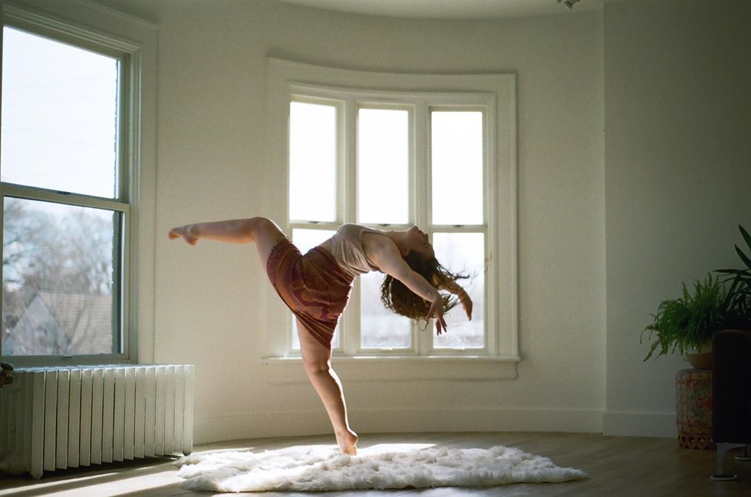 Danser, seule au monde, au milieu de son salon, c'est ça aussi #ricohpentaxalamaison !

Continuons d'être inspirés par la beauté de ces moments simples et pourtant précieux.

📷 Hannah Schieving (<a href="/hannah_fran/">franchesca mata</a>) au Pentax K1000