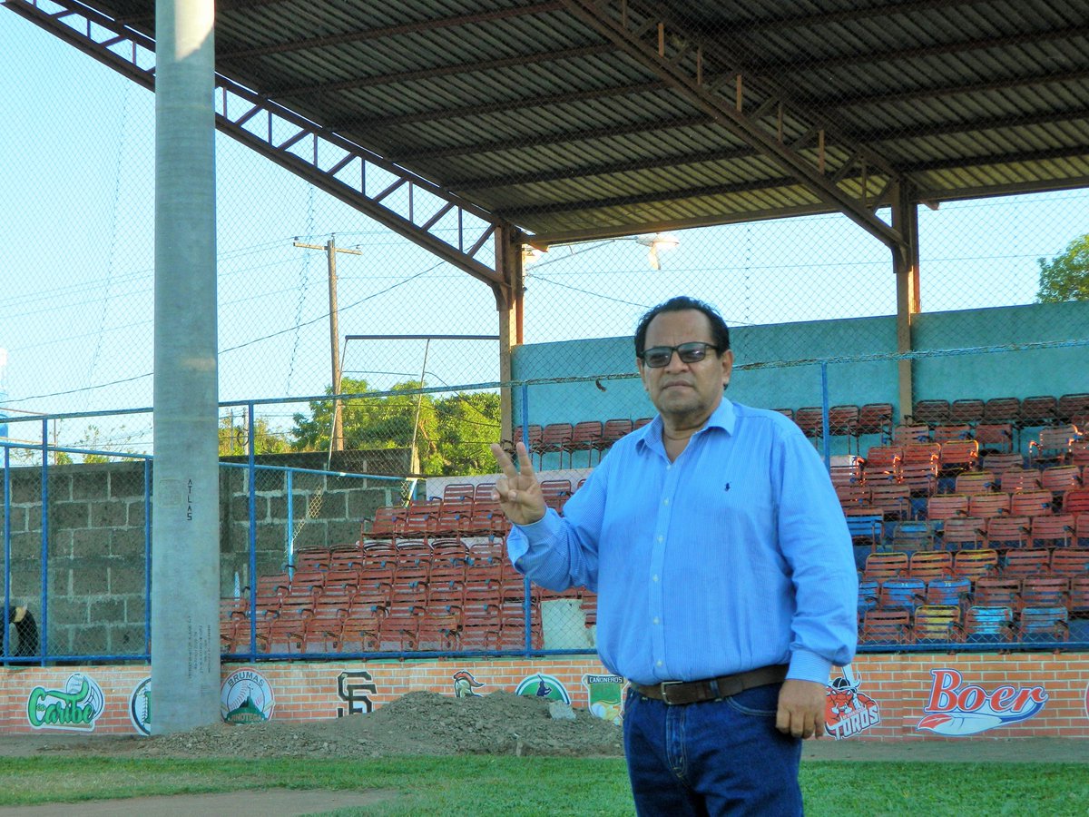 atipitapa's tweet photo. #DesarrolloyEconomia I Gobierno sandinista ejecuta iluminación Estadio Municipal de Béisbol 'Ernesto Capellán Vilchez' Tipitapa, 8 postes de concreto instalados con altura de 24 metros, inversión de 8 millones de córdobas ejecutados por ENATREL y la Alcaldía de Tipitapa. https://t.co/hwhHCBWlaq