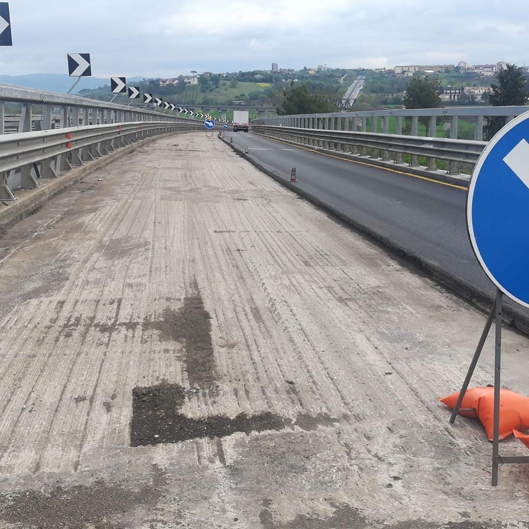 StradeAnas's tweet photo. Manutenzione in #sicurezza anti #COVID19 viadotto Calore su #SS372 #Telesina (BN)
Ripristino corticale strutture rifacimento pavimentazione e giunti dilatazione
Investimento complessivo viadotti Calore e Volturno I: circa 6,5 Mln
Ultimazione: 02/2021
https://t.co/rA67R0iddy https://t.co/XPTNpgcRp1