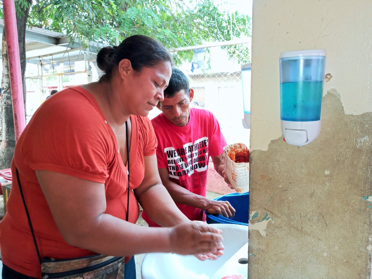 atipitapa's tweet photo. #PrevenciónCovid19 | Ciudadan@s contribuyentes son recibid@s con el lavado de mano y gel al ingresar a la Alcaldía Municipal de Tipitapa, con el fin de prevenir el Covid-19 de acuerdo a los protocolos de la OMS/OPS establecidos en la fase #1.
#PrevenirEsResponsabilidadDTodos. https://t.co/P8flvKNl0r
