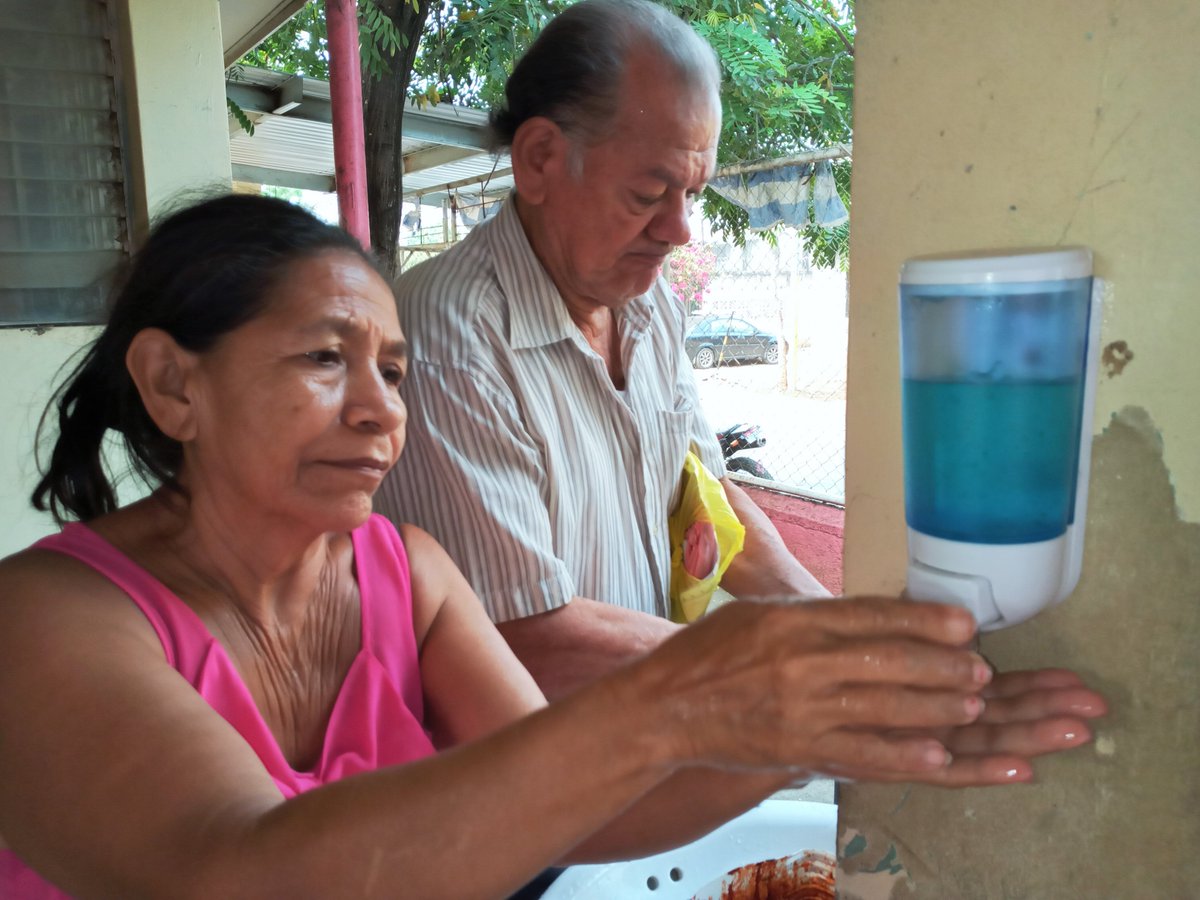 atipitapa's tweet photo. #PrevenciónCovid19 | Ciudadan@s contribuyentes son recibid@s con el lavado de mano y gel al ingresar a la Alcaldía Municipal de Tipitapa, con el fin de prevenir el Covid-19 de acuerdo a los protocolos de la OMS/OPS establecidos en la fase #1.
#PrevenirEsResponsabilidadDTodos. https://t.co/P8flvKNl0r