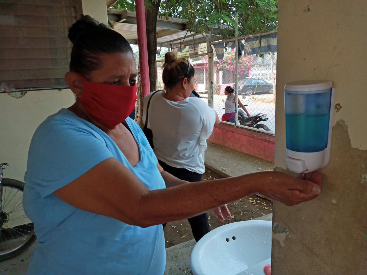 #PrevenciónCovid19 | Ciudadan@s contribuyentes son recibid@s con el lavado de mano y gel al ingresar a la Alcaldía Municipal de Tipitapa, con el fin de prevenir el Covid-19 de acuerdo a los protocolos de la OMS/OPS establecidos en la fase #1.
#PrevenirEsResponsabilidadDTodos.